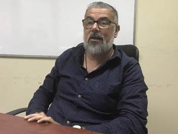 Otra foto de don Oscar Delgado, Coordinador del Observatorio de la Violencia, sentado durante la entrevista.