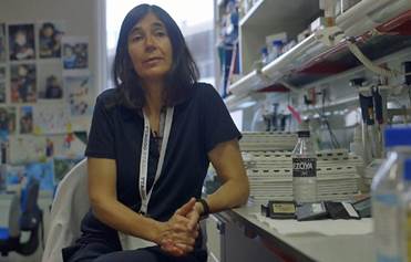 La Dra. Blasco en el laboratorio sentadas, mientras la entrevistan.

https://ichef.bbci.co.uk/images/ic/720x405/p062hhjp.jpg
