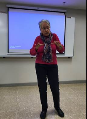 La Dra. Ramírez de pie mientras da clases.
IMG_4200