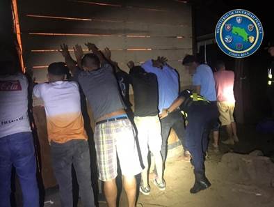 Policía les apagó fiesta a 19 personas que estaban en un bar clandestino -  La Teja
Se muestra a 6 personas contra una pared mientras los oficiales de la