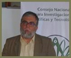 Foto de medio cuerpo de pie del Dr. Carlos González Alvarado.